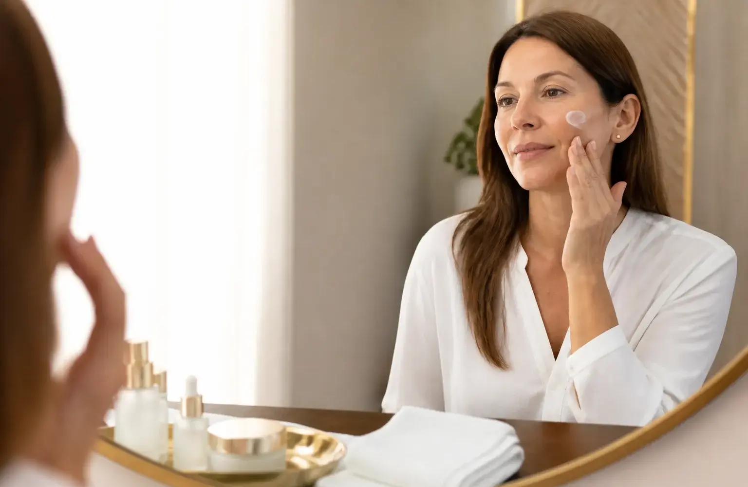 Mujer cuidando su piel del rostro en una consulta estética de Concepción con luz natural